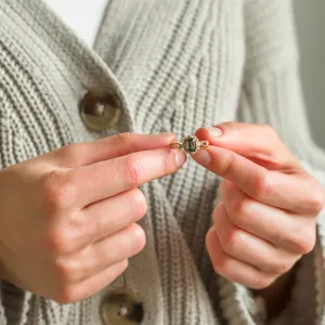 Výrazný zlatý vintage prsten se zeleným safírem a diamanty BAROQUE Thumbnail