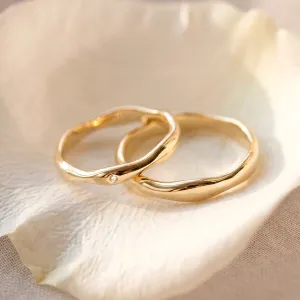 Wavy gold wedding rings with a diamond APRILIA
