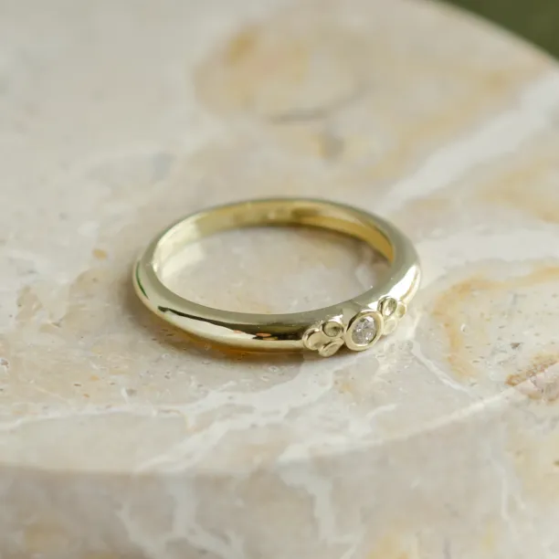 Zásnubní prsten s diamantem s masivnější obroučkou JUNE Image