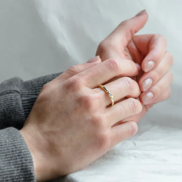 Zásnubní prsten s diamantem s masivnější obroučkou JUNE Image