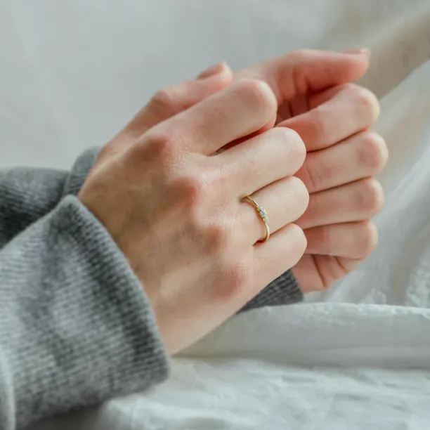 Minimalistický zásnubní prsten s diamanty JUDY Image