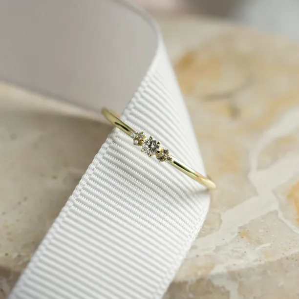 Minimalistický zásnubní prsten s diamanty JUDY Image