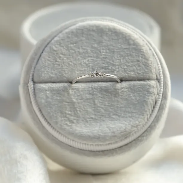 Minimalistický zásnubní prsten s diamanty JUDY Image