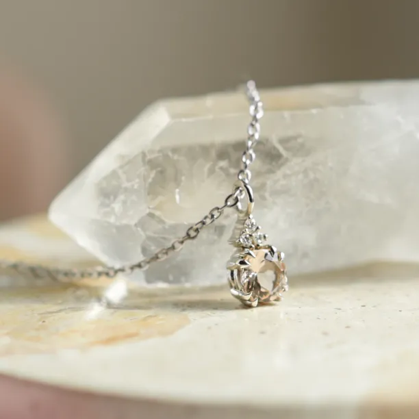 Romantický zlatý náhrdelník s lepidokrokitem a bočními 3 diamanty LOVELY Image