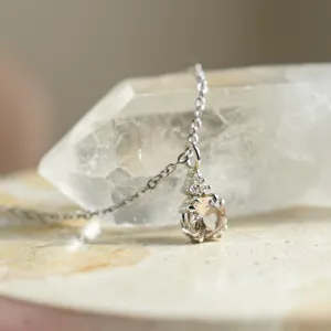 Romantický zlatý náhrdelník s lepidokrokitem a bočními 3 diamanty LOVELY Thumbnail