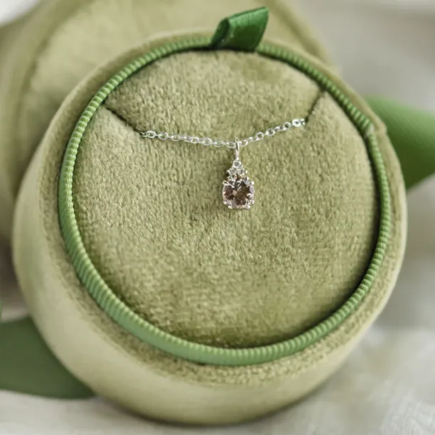 Romantický zlatý náhrdelník s lepidokrokitem a bočními 3 diamanty LOVELY Image