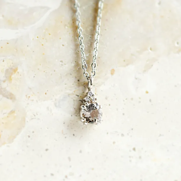 Romantický zlatý náhrdelník s lepidokrokitem a bočními 3 diamanty LOVELY Image