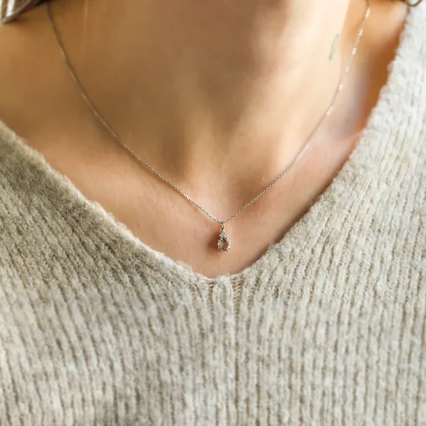 Jemný zlatý náhrdelník s morganitem a bočními diamanty FEMINA Image