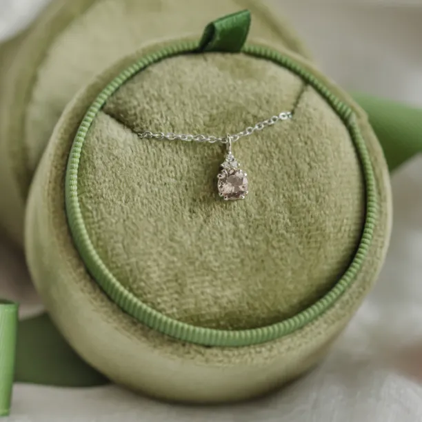 Jemný zlatý náhrdelník s morganitem a bočními diamanty FEMINA Image