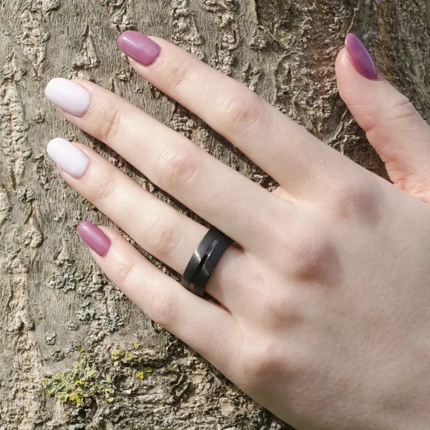 Zlaté snubní prsteny pokryté černým rutheniem LENSVIK Image