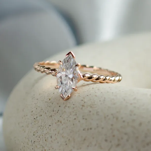 Zakroucený originální prsten s marquise moissanitem DAHLIA Image