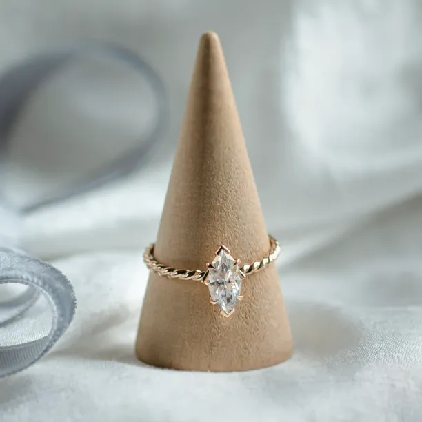 Zakroucený originální prsten s marquise moissanitem DAHLIA Image