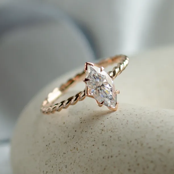 Zakroucený originální prsten s marquise moissanitem DAHLIA Image