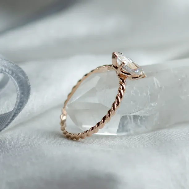 Zakroucený originální prsten s marquise moissanitem DAHLIA Image