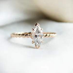 Zakroucený originální prsten s marquise moissanitem DAHLIA