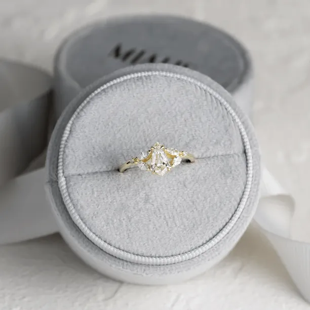 Zlatý prsten ve vintage stylu s lab grown diamanty NILIA Image