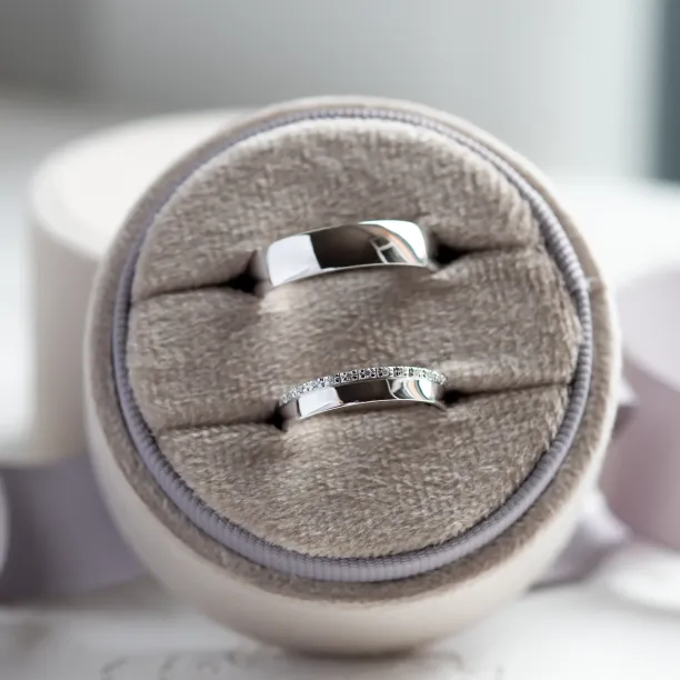 Zlaté snubní prsteny s diamanty TRADITIO Image