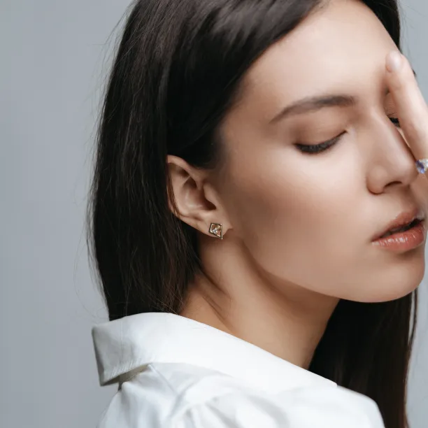 Zlaté napichovací náušnice s drahokamem dle výběru ALLA Image