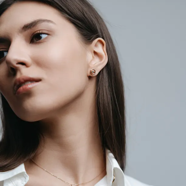 Zlaté náušnice ve tvaru hexagonu s vyměnitelným drahokamem SAM Image