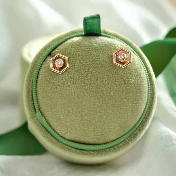 Zlaté náušnice ve tvaru hexagonu s vyměnitelným drahokamem SAM Image