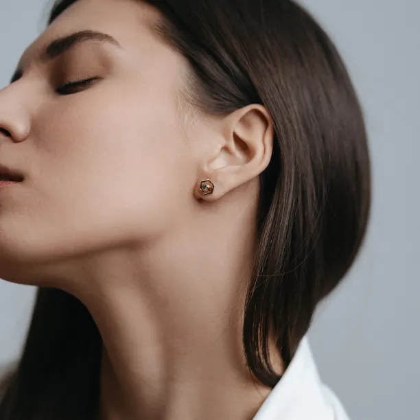 Zlaté náušnice ve tvaru hexagonu s vyměnitelným drahokamem SAM Image