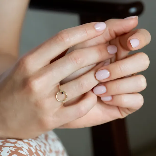 Minimalistický prsten s rudým granátem MERIDAL Image