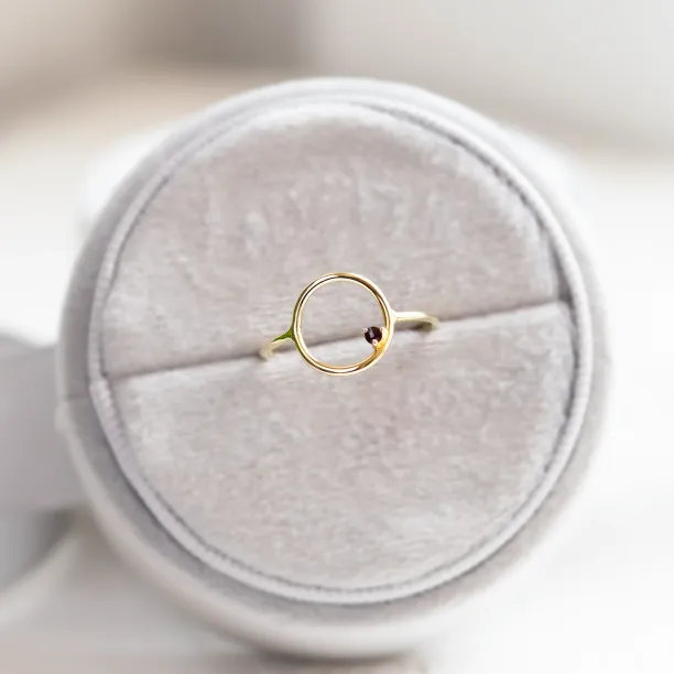 Minimalistický prsten s rudým granátem MERIDAL Image