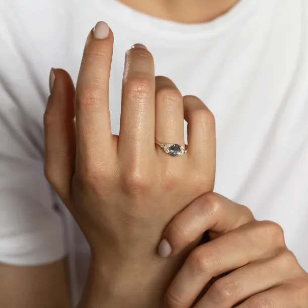 Zásnubní prsten s modrým safírem a diamanty CADETIE Image