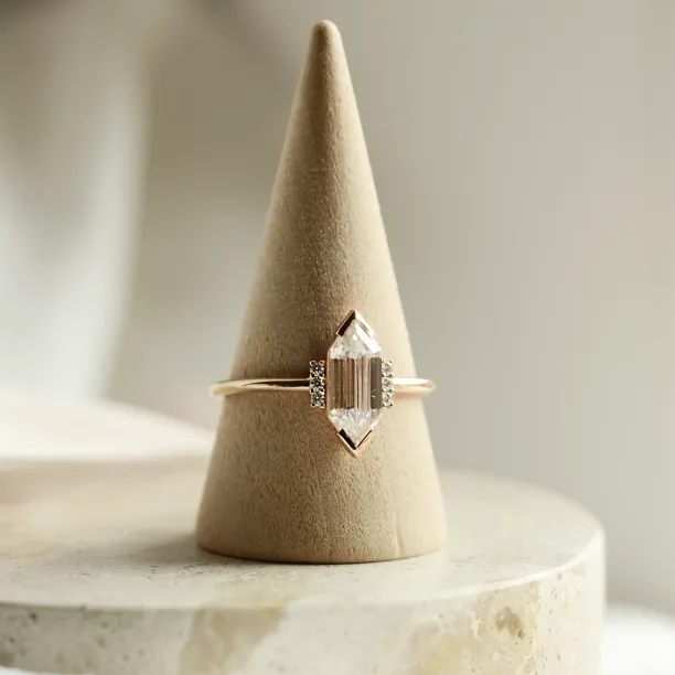 Luxusní zásnubní prsten s hexagon moissanitem a diamanty CAROL Image