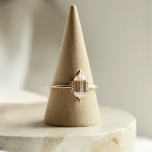 Luxusní zásnubní prsten s hexagon moissanitem a diamanty CAROL Thumbnail