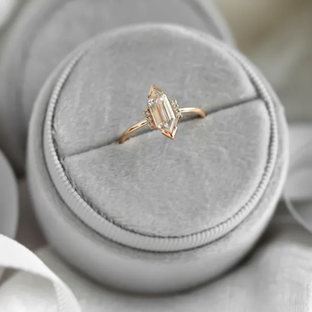 Luxusní zásnubní prsten s hexagon moissanitem a diamanty CAROL Image