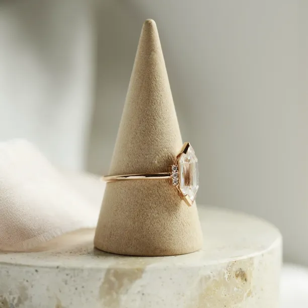 Luxusní zásnubní prsten s hexagon moissanitem a diamanty CAROL Image