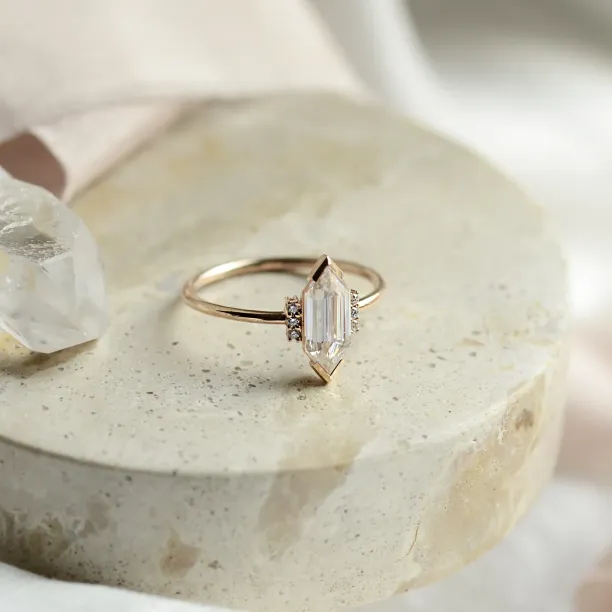 Luxusní zásnubní prsten s hexagon moissanitem a diamanty CAROL Image