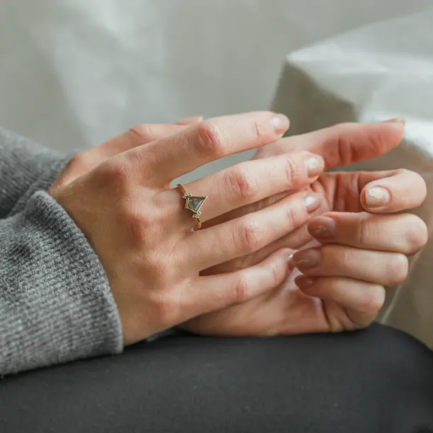 Netradiční zásnubní prsten s kite salt and pepper diamantem a bočními diamanty KAREN Image