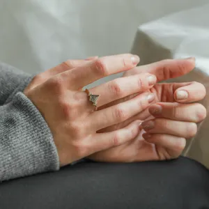 Netradiční zásnubní prsten s kite salt and pepper diamantem a bočními diamanty KAREN Thumbnail