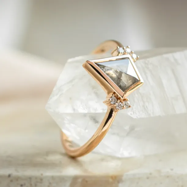 Netradiční zásnubní prsten s kite salt and pepper diamantem a bočními diamanty KAREN Image