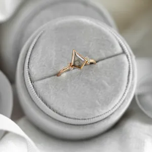 Netradiční zásnubní prsten s kite salt and pepper diamantem a bočními diamanty KAREN Thumbnail