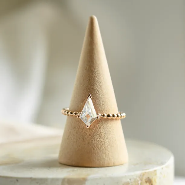 Zásnubní prsten s kuličkovou obroučkou a kite moissanitem BREEZE Image