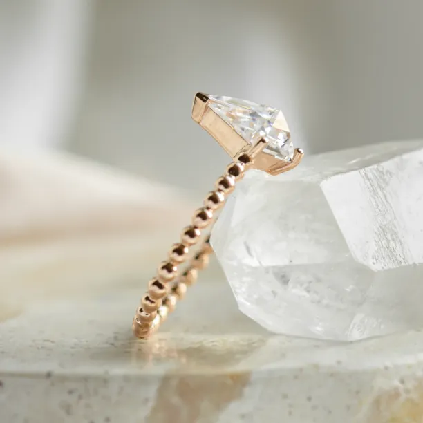 Zásnubní prsten s kuličkovou obroučkou a kite moissanitem BREEZE Image