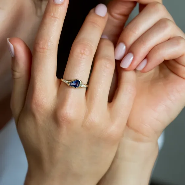 Atypický prsten s asymetrickým safírem a diamanty ELOWEN Image