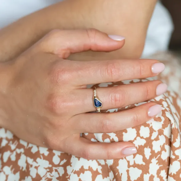 Atypický prsten s asymetrickým safírem a diamanty ELOWEN Image