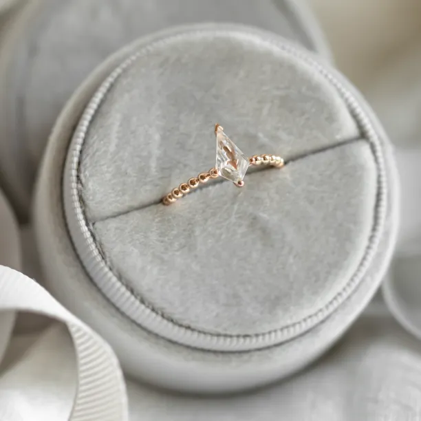 Zásnubní prsten s kuličkovou obroučkou a kite moissanitem BREEZE Image