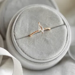 Zásnubní prsten s kuličkovou obroučkou a kite moissanitem BREEZE Thumbnail