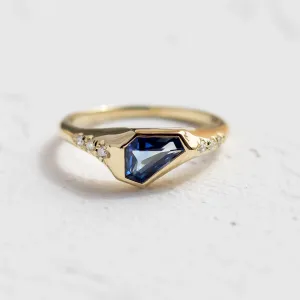 Atypical ring with asymmetric sapphire and diamonds ELOWEN