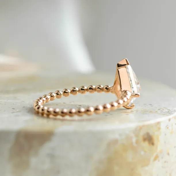 Zásnubní prsten s kuličkovou obroučkou a kite moissanitem BREEZE Image