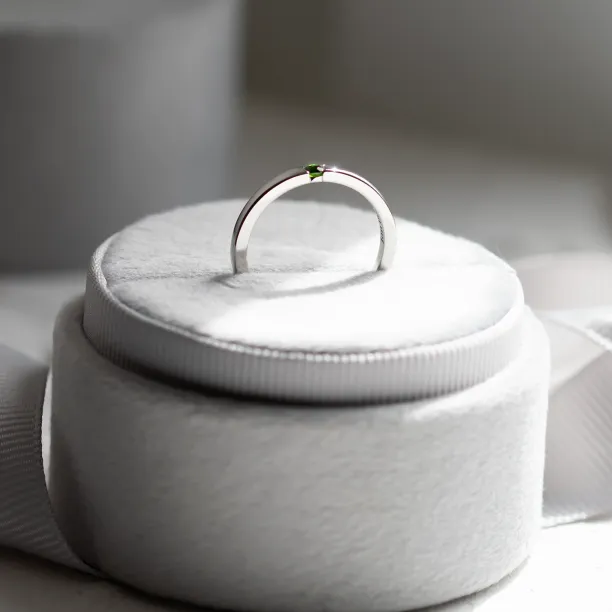 Platinový zásnubní prsten s lab-grown smaragdem LINA Image