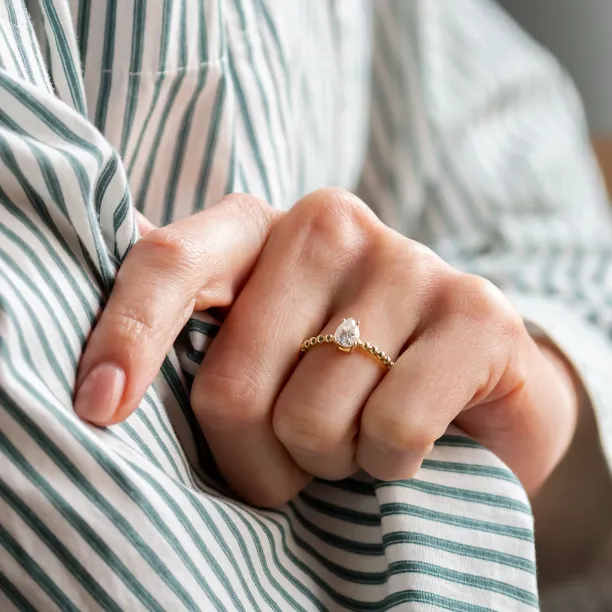 Zlatý zásnubní prsten s kuličkovou obroučkou a pear moissanitem BEAU Image