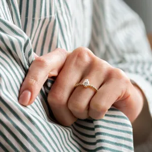 Zlatý zásnubní prsten s kuličkovou obroučkou a pear moissanitem BEAU