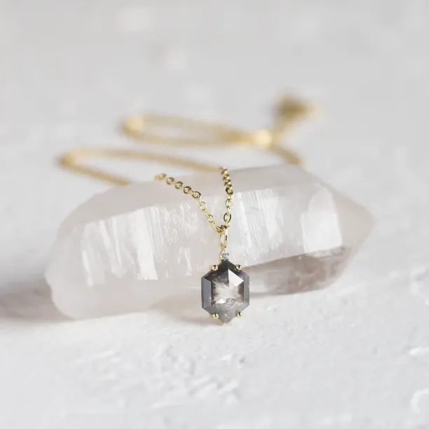 Art deco přívěsek se salt and pepper diamantem ARTIS Image