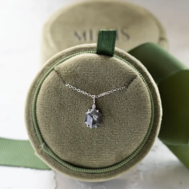 Art deco přívěsek se salt and pepper diamantem ARTIS Image